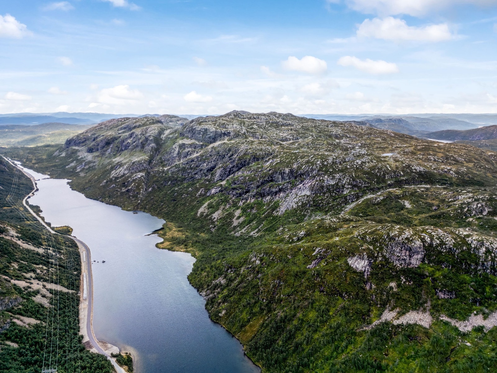 En fjelleiendom i Tokke kommune, rett ved fylkesveg 450 mellom Rotemo - Skafså Galleribilde
