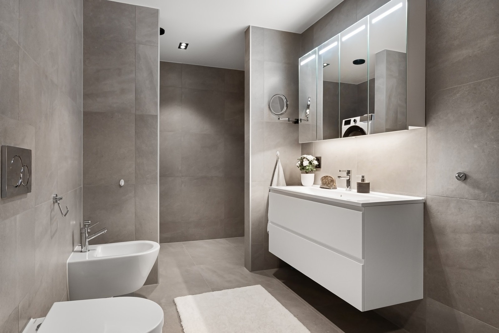 Egen avdeling med opplegg for vaskemaskin ligger på innsiden av badet. Galleribilde