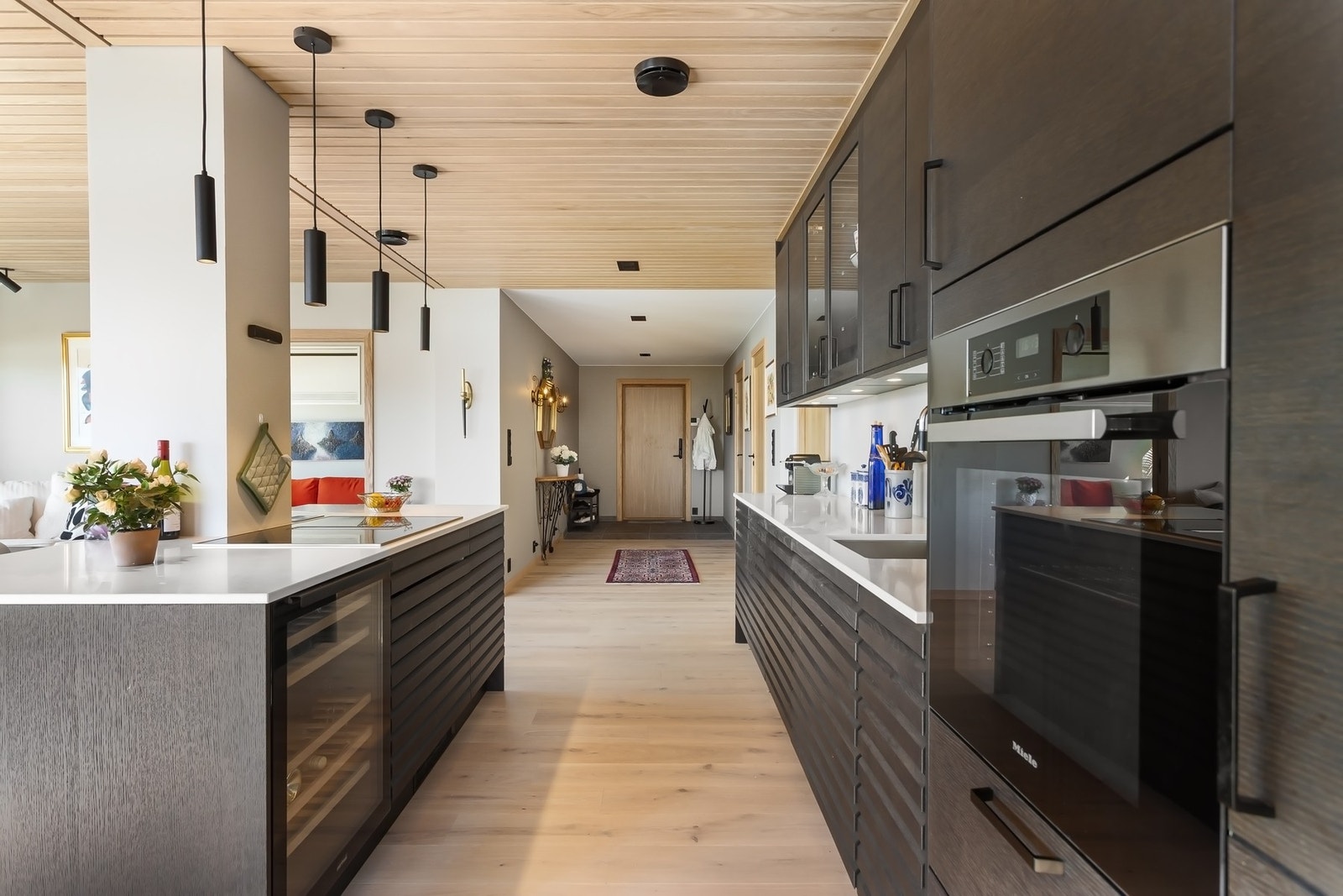 Integrerte hvitevarer fra Miele (induksjonstopp, stekeovn, oppvaskmaskin og kjøl/frys - kjøl/frys nytt i 2025) samt vinskap fra Norcool. Galleribilde