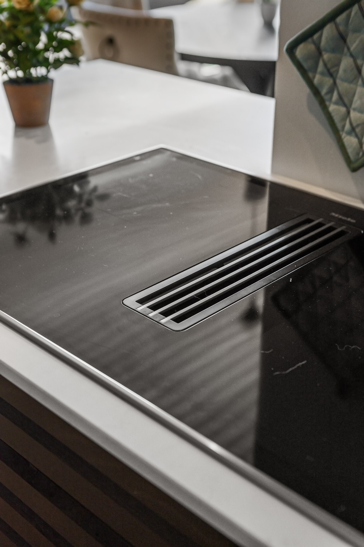 Ventilator er integrert i kokesonen (kullfilter). Galleribilde