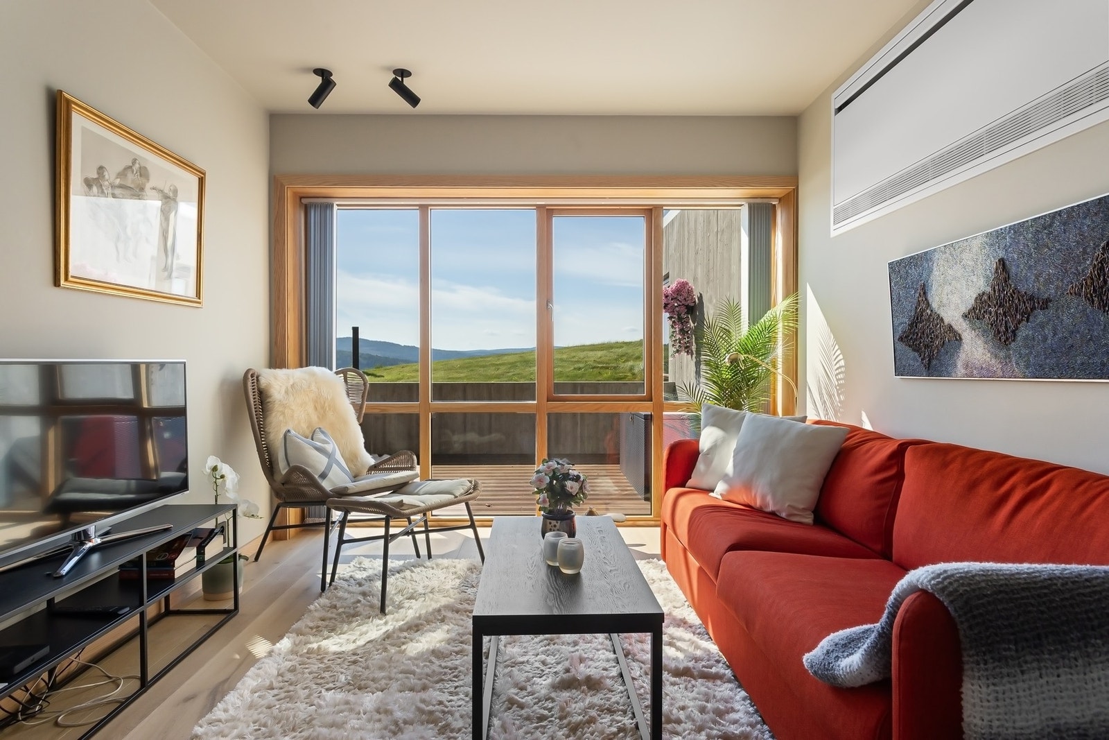 I likhet med øvrige rom er det store vinduer. Merk også kjøløeenhet på veggen som gir behagelig temperatur i leiligheten sommerstid. Galleribilde