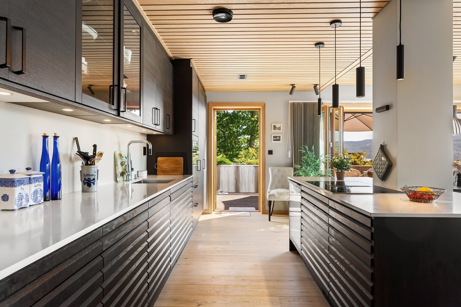 Kjøkkenet har innredning fra Sigdal med glatte fronter/lameller. Galleribilde