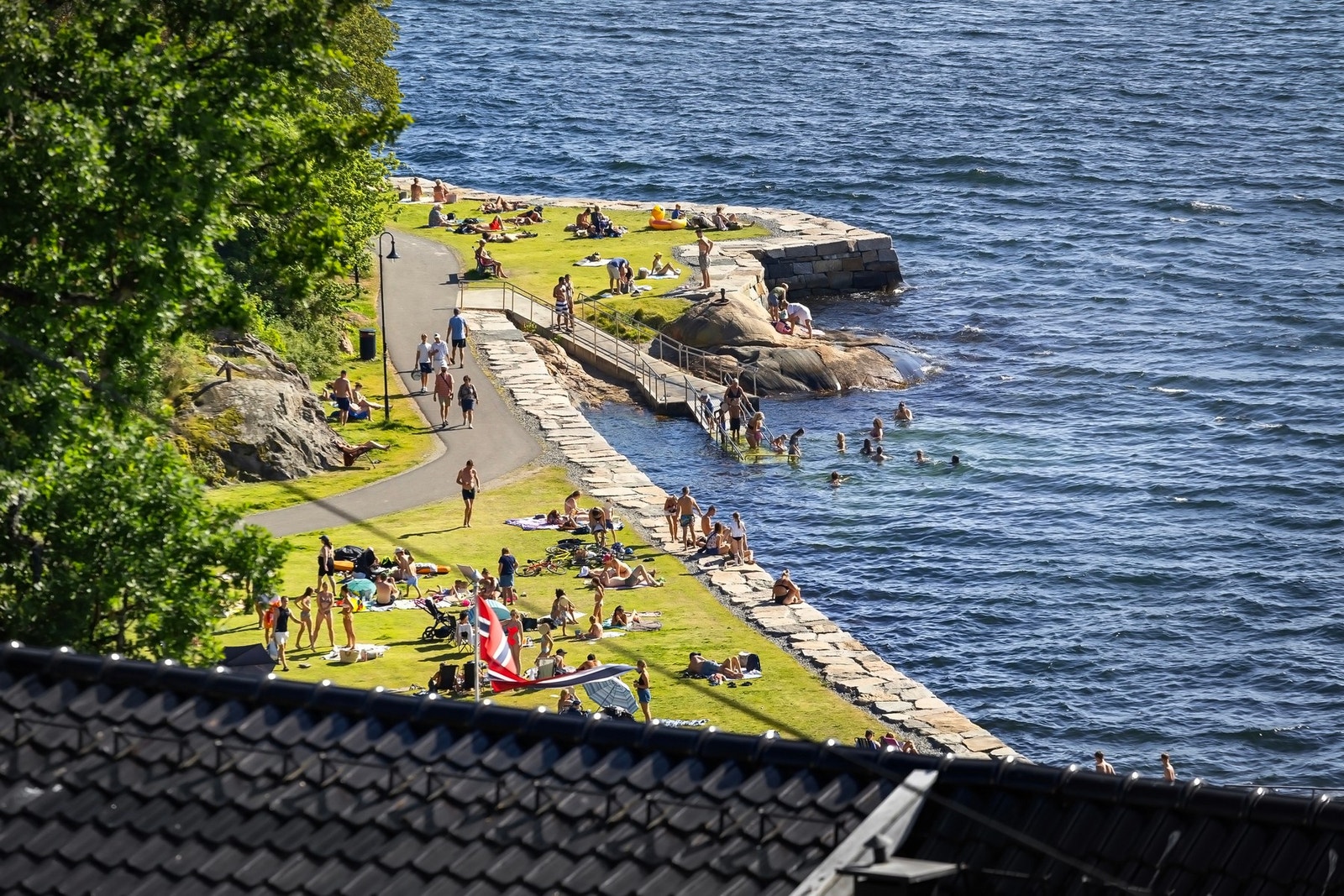 Det er kort vei ned til badeplassen. Galleribilde