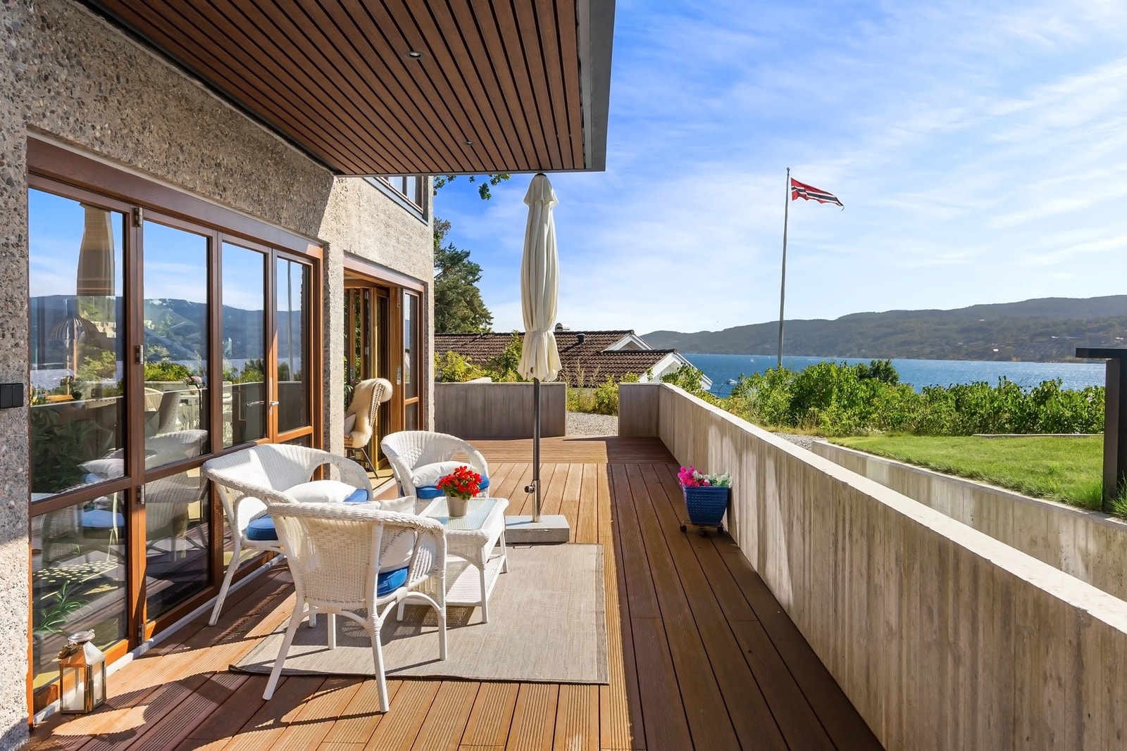 På den andre siden av boligen er deler av terrassen under overbygg. Galleribilde