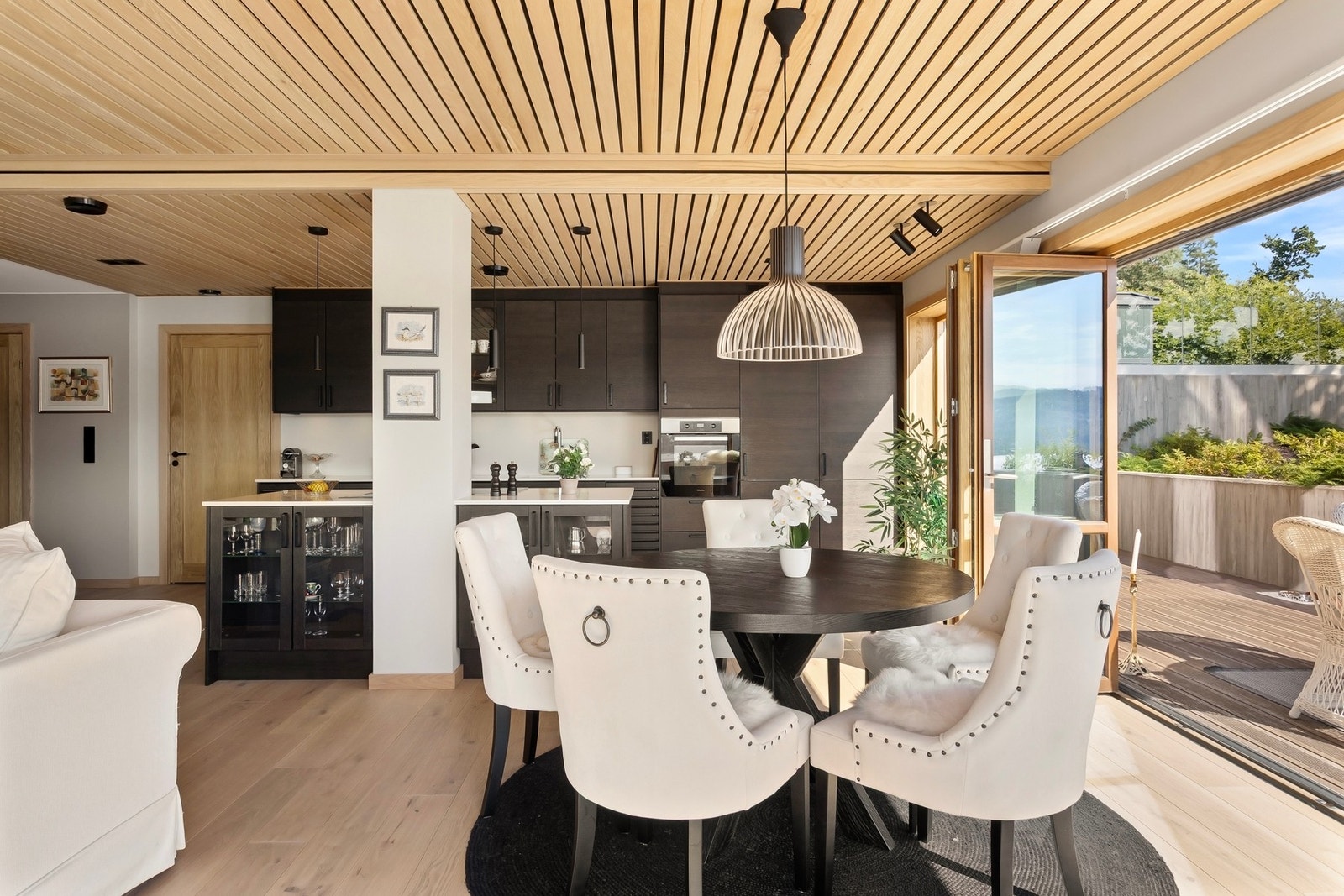 Her er det også plass til et lengre bord ved større anledninger om ønskelig. Galleribilde