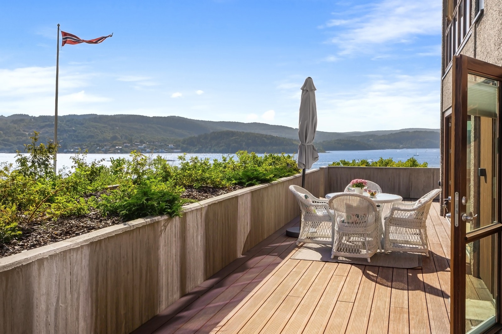 Det er beplantning rundt hele terrassen. Galleribilde