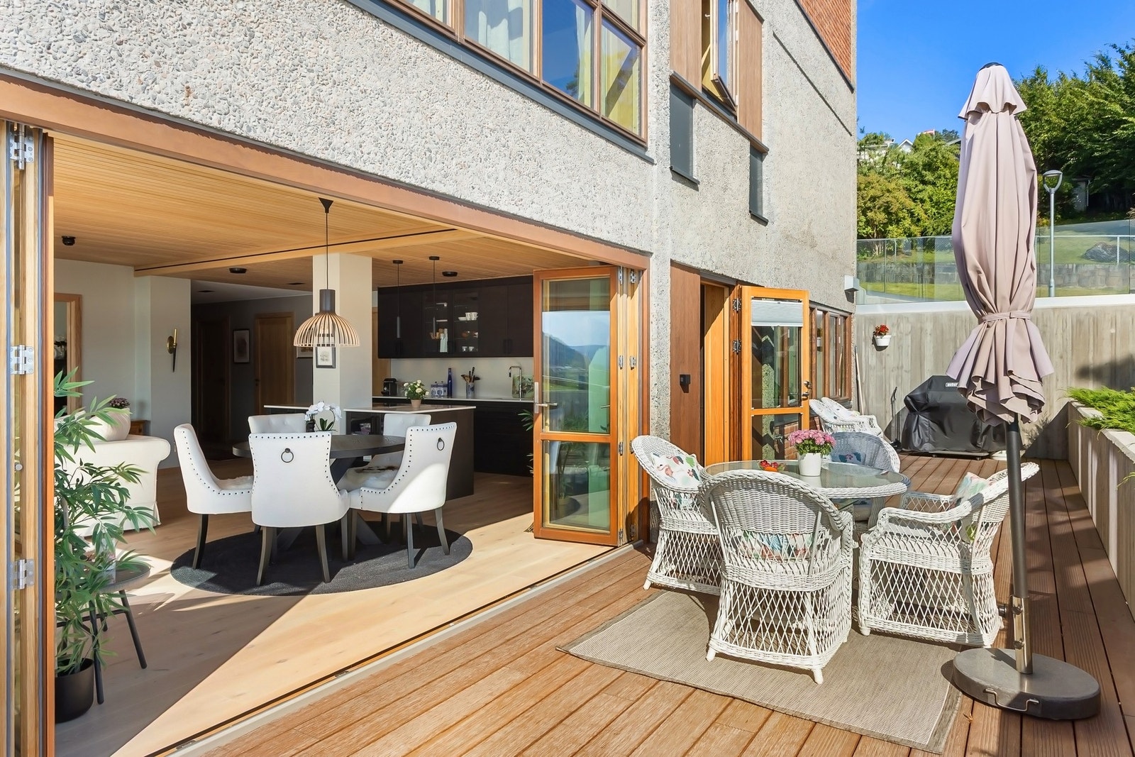 Samspillet med uteplassen er helt unikt når foldedørene er åpnet. Galleribilde