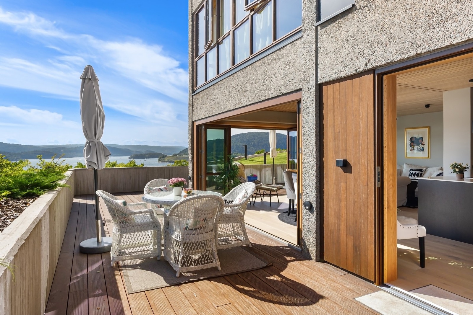 Leiligheten har tilsammen 65 kvm med terrasse som går rundt boligen. Galleribilde