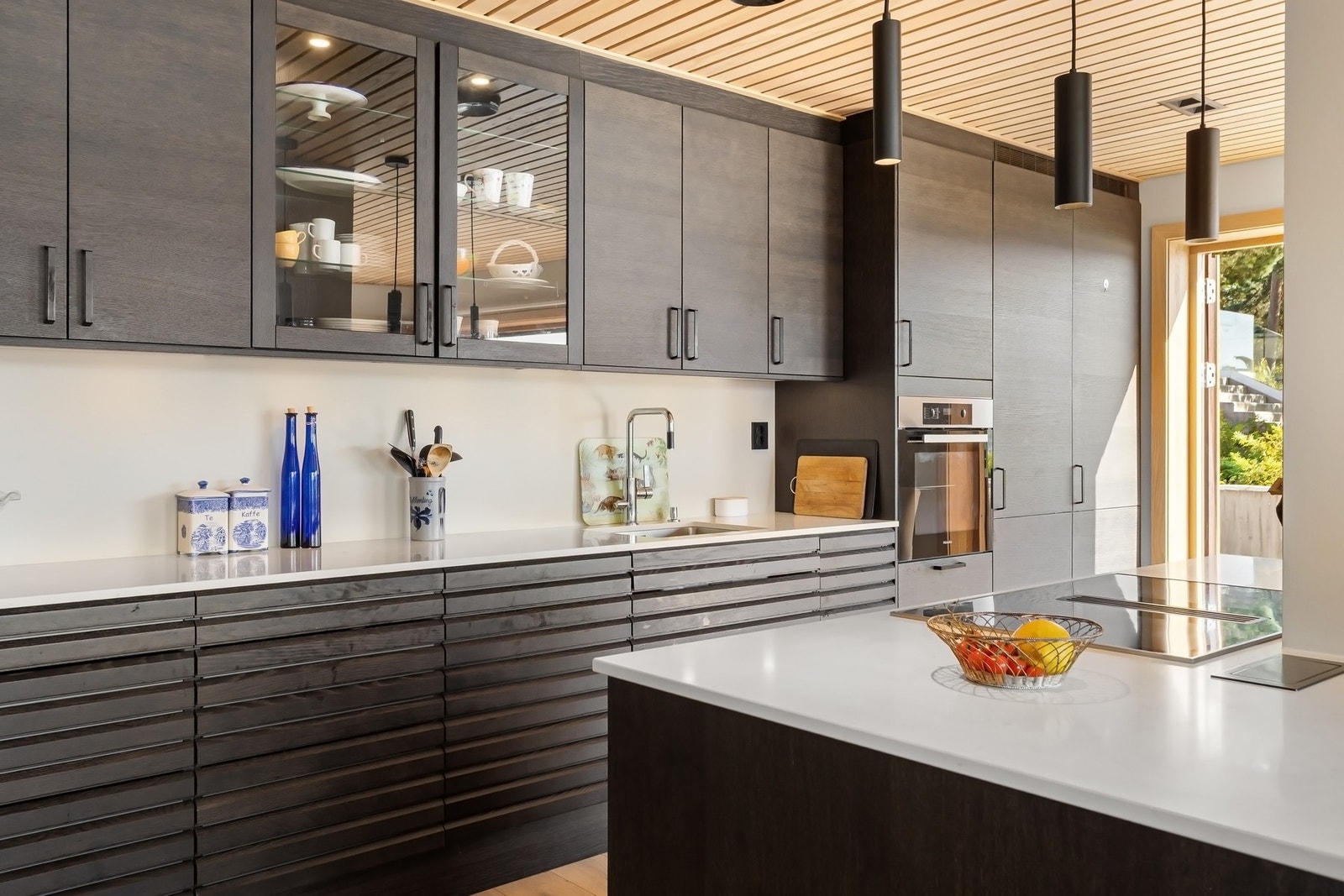 Overskap med glassfelt og belysning. Galleribilde