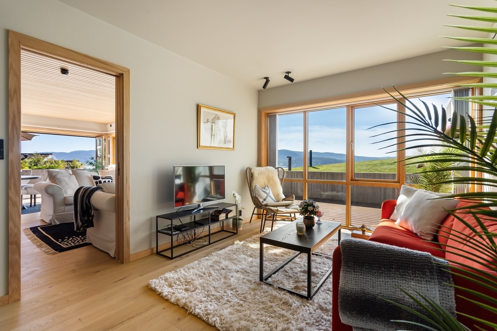 Tilliggende stuen ligger en ekstra TV-stue/soverom som kan tilpasses eiers behov. Galleribilde