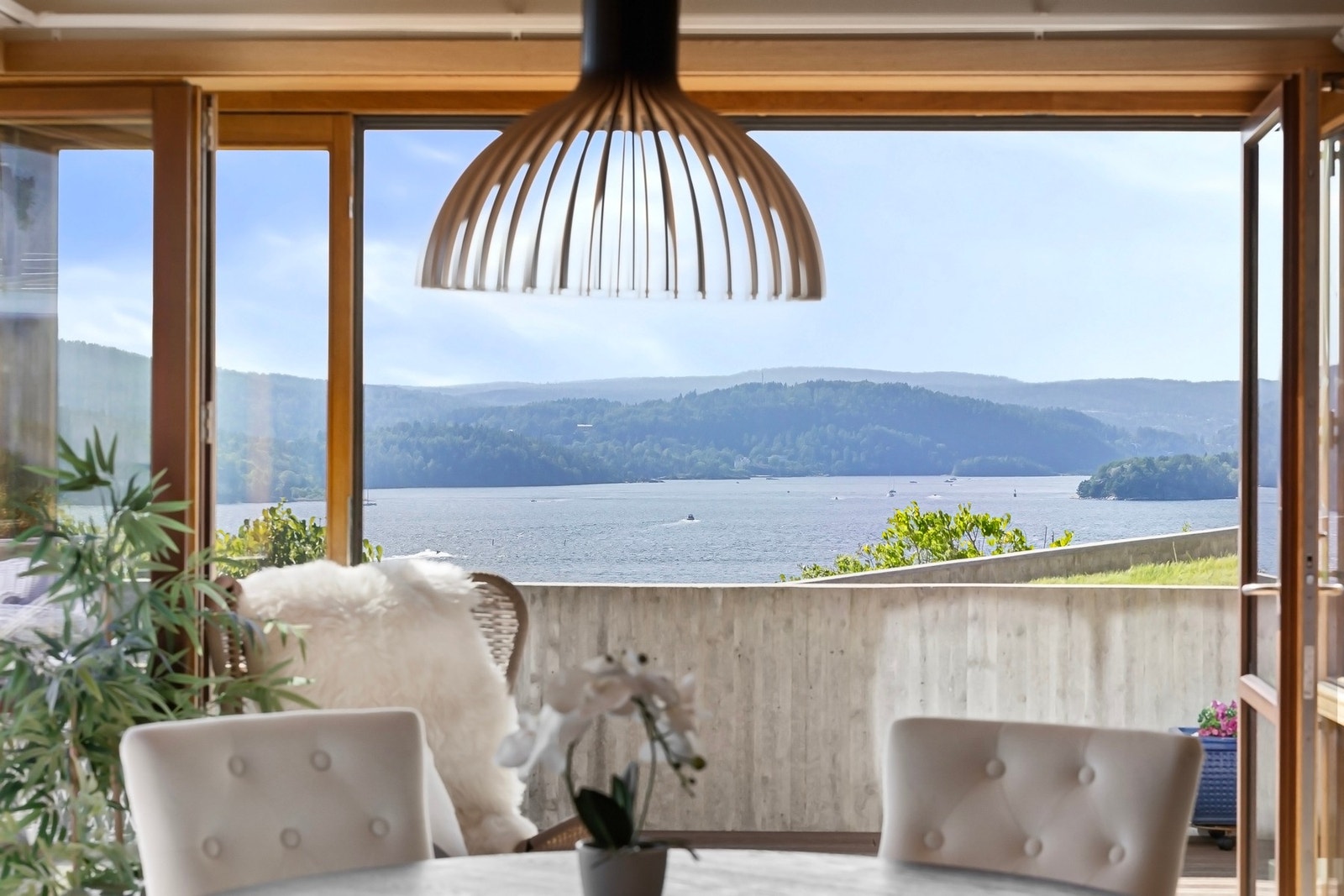 Herlig utsikt mot fjorden fr spisestuen. Galleribilde