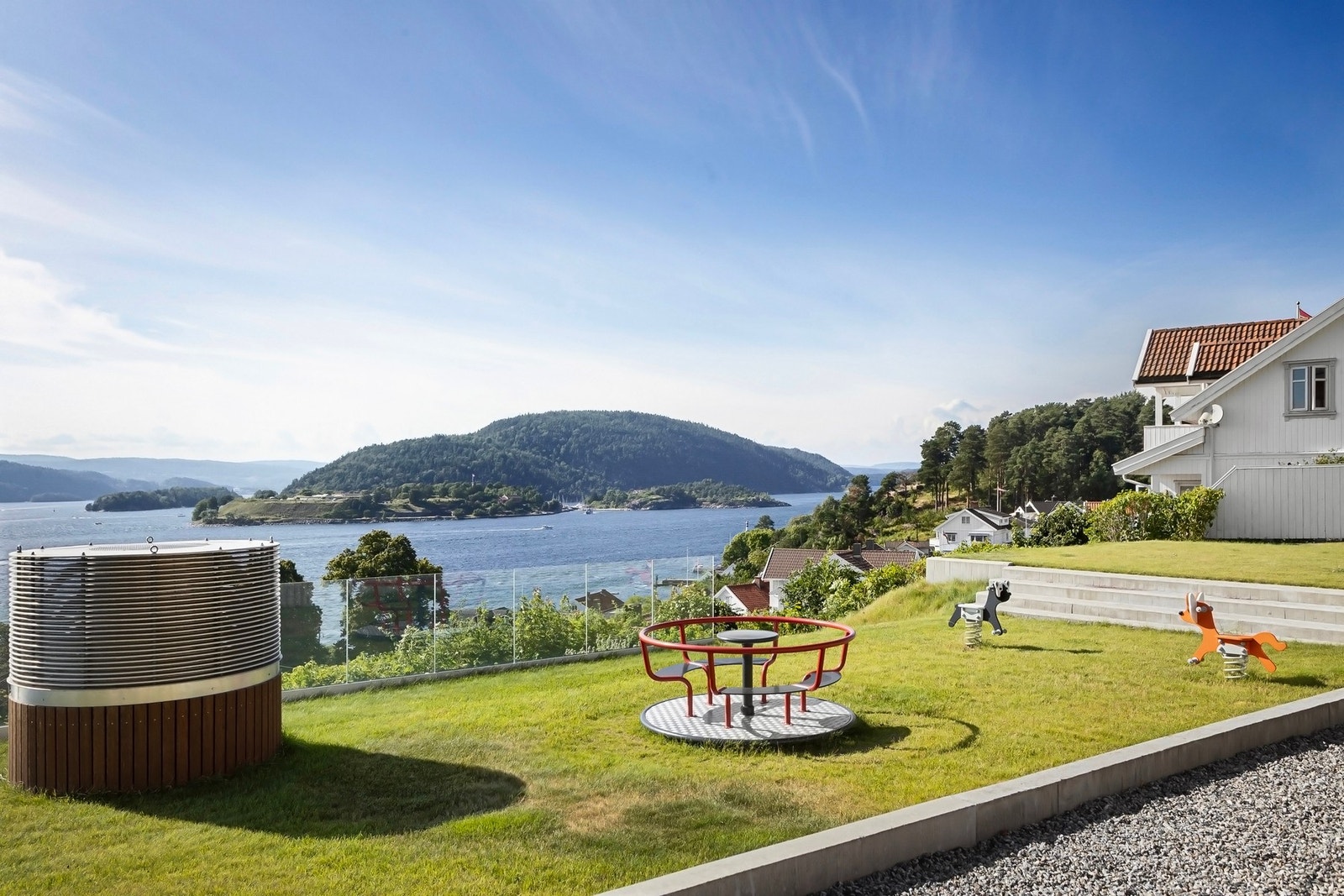 Lekeplass på fremsiden av bolig, samt sandkasse på baksiden. Galleribilde