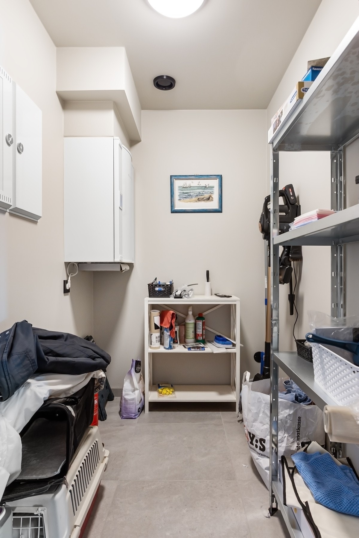 Tilliggende gangen er det ekstra bod/teknisk rom for oppbevaring. Det er også en ekstra bod på ca. 5,5 kvm på samme etasjeplan. Galleribilde