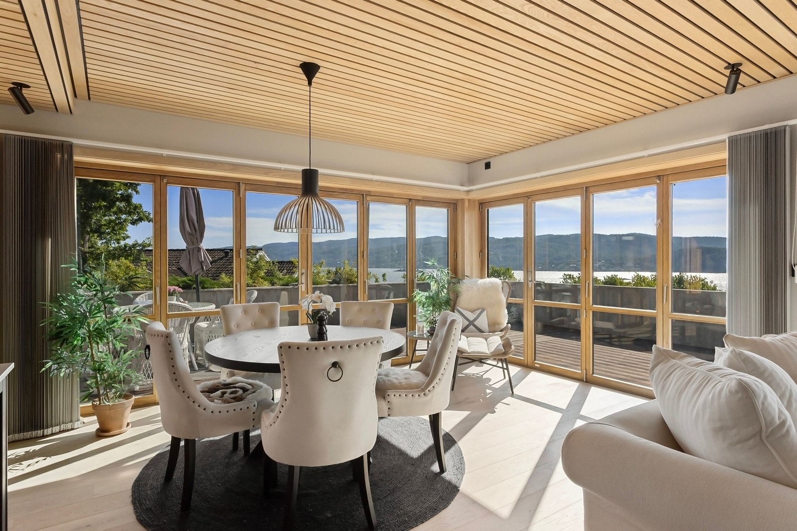 Vinduene slipper inn rikelig med dagslys Galleribilde