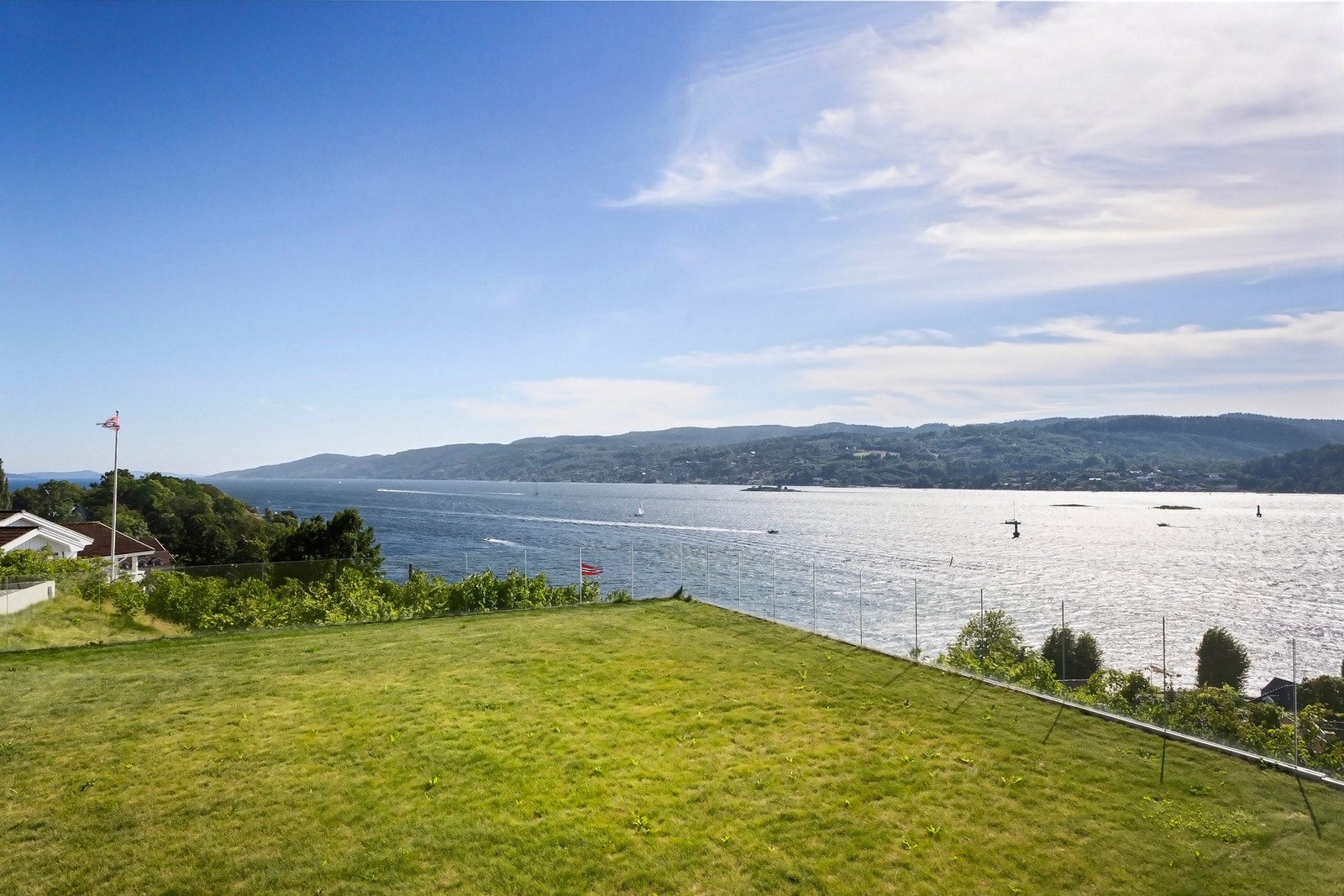 Stor gressplen som del av fellesarealet. Galleribilde