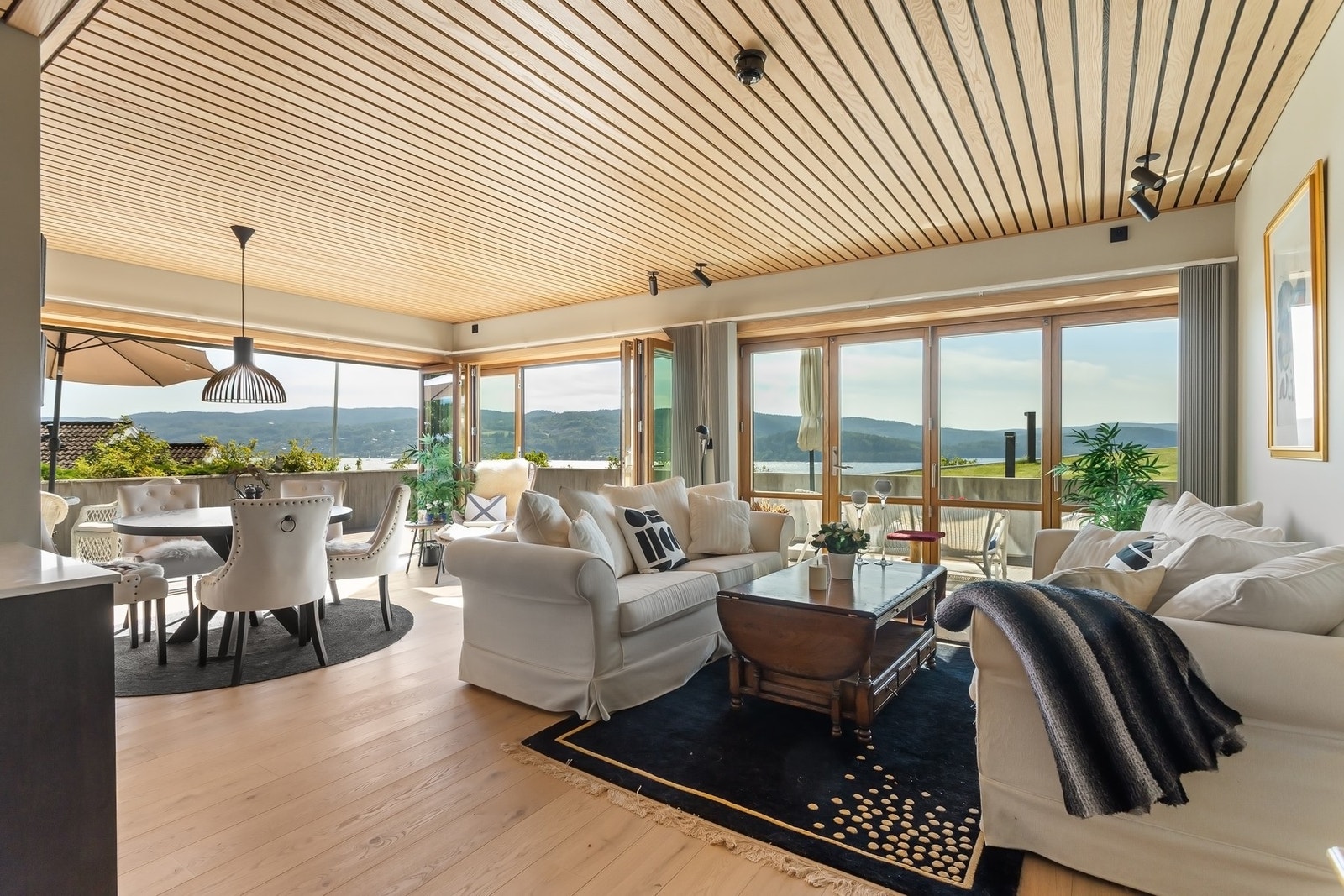 Stue, spiseplass og kjøkken ligger i åpen løsning. Galleribilde