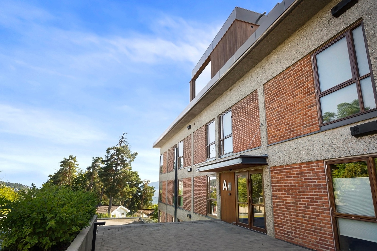 Bygget ligger i front med inngang fra baksiden. Det er også heisadomst fra garasje. Galleribilde