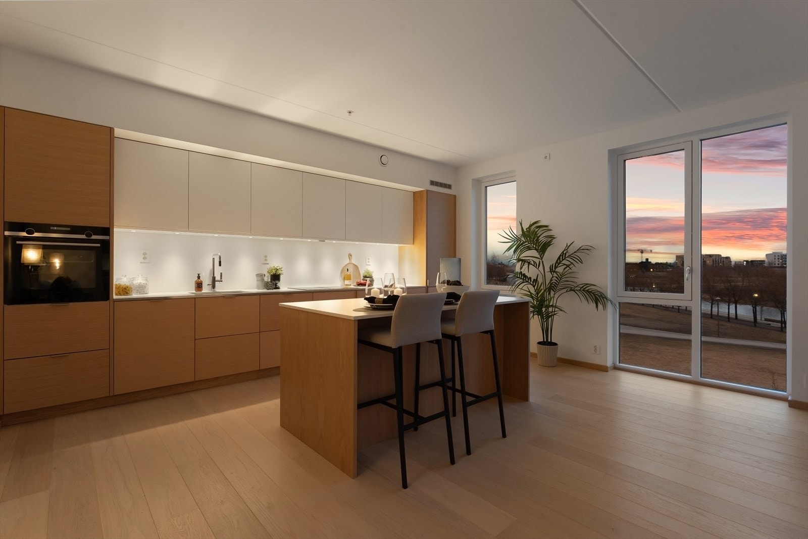 Flotte farger i materialer kjøkken/parkett gir lun stemning i kveldslyset Galleribilde