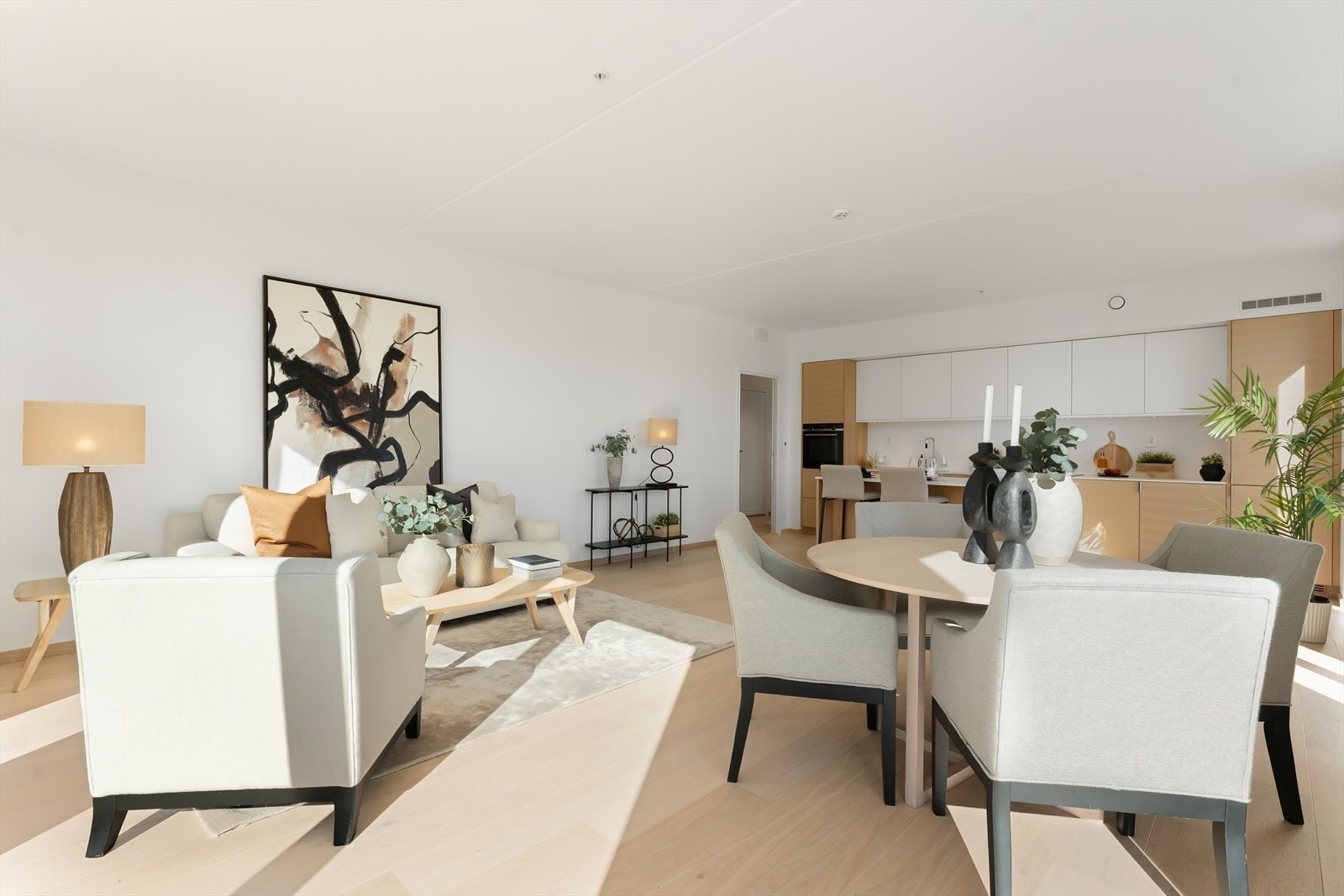 Det er rom for flere løsninger av både spisestue og sofagruppe Galleribilde