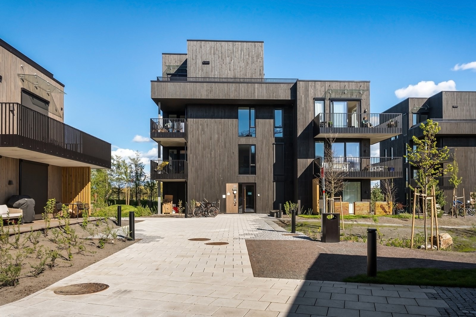 Inngangsparti punkthus E, Nansenparken langs motsatt side av bygget Galleribilde