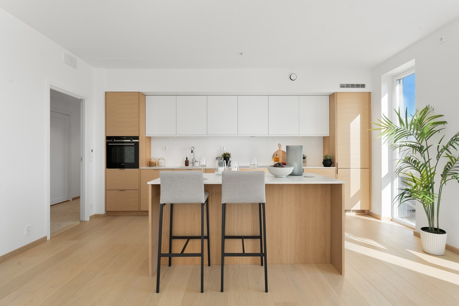 Frokostplass eller ytterligere skapplass? (Øyen har dybde skap 60 cm og benplass 30 cm) Galleribilde