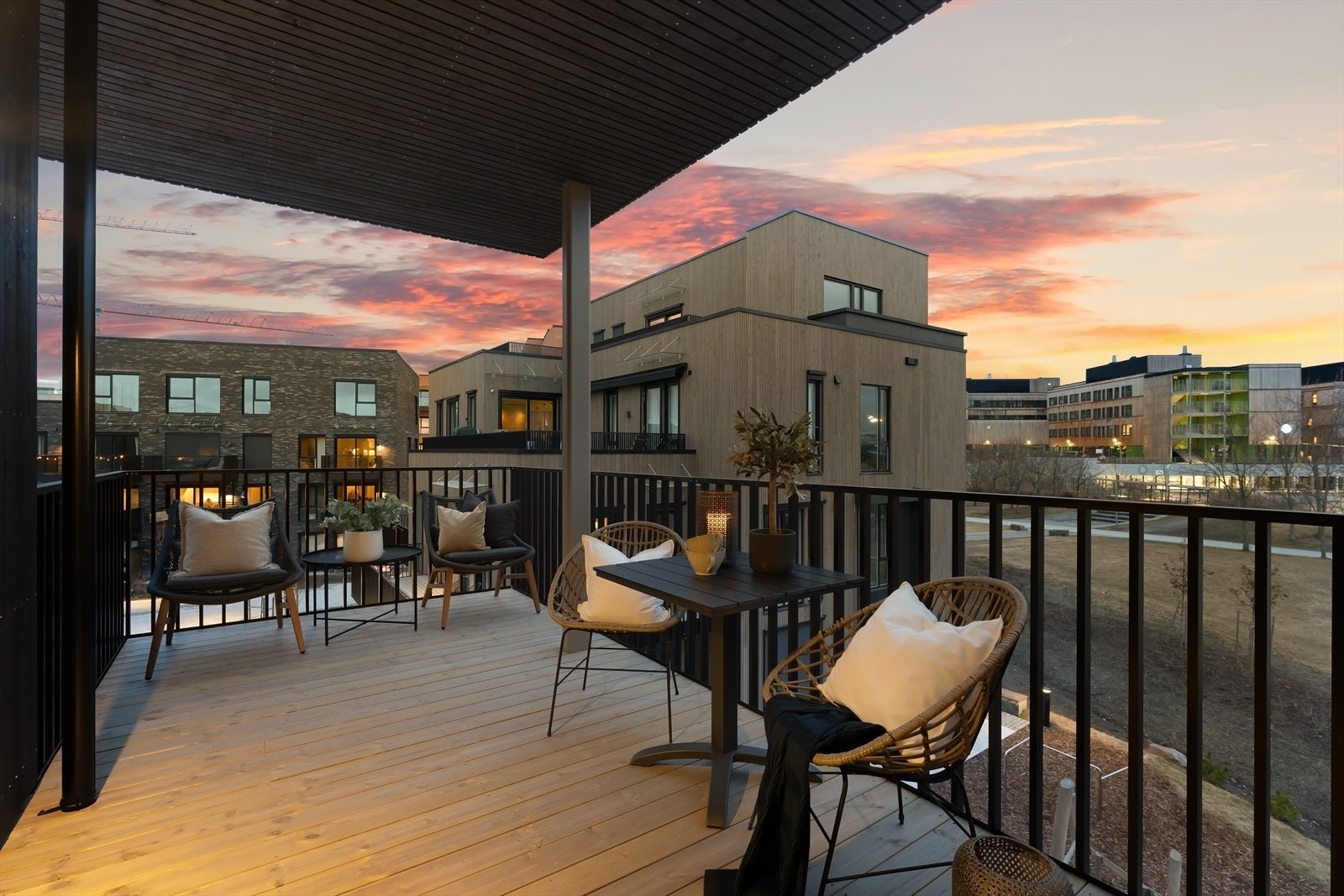 Veranda mot gårdstun og mot Treklang med barnehage, barneskole og aldershjem Galleribilde