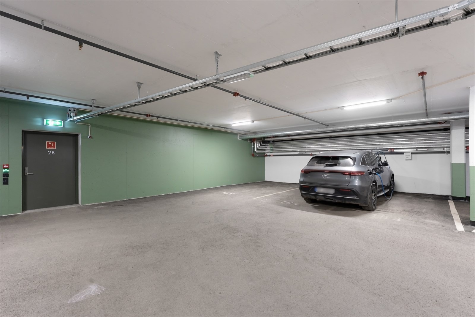 Garasjeplass nr. 165 (3,0 m. bred mot normalt 2,50 m.) og oppgang til heis (nabohus D) Galleribilde