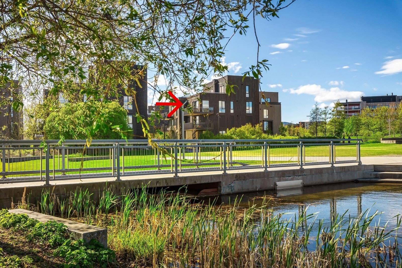 Velkommen til Eplerosen borettslag og en helt sjelden leilighet i frittliggende bebyggelse. Galleribilde