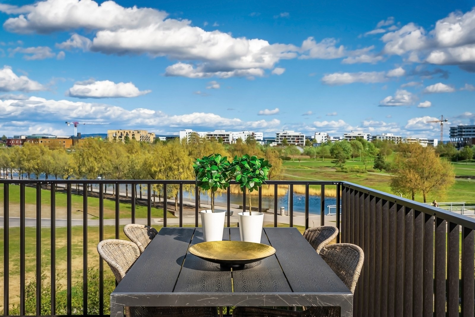 Balkong og leilighet med god kontakt med Nansenparken Galleribilde