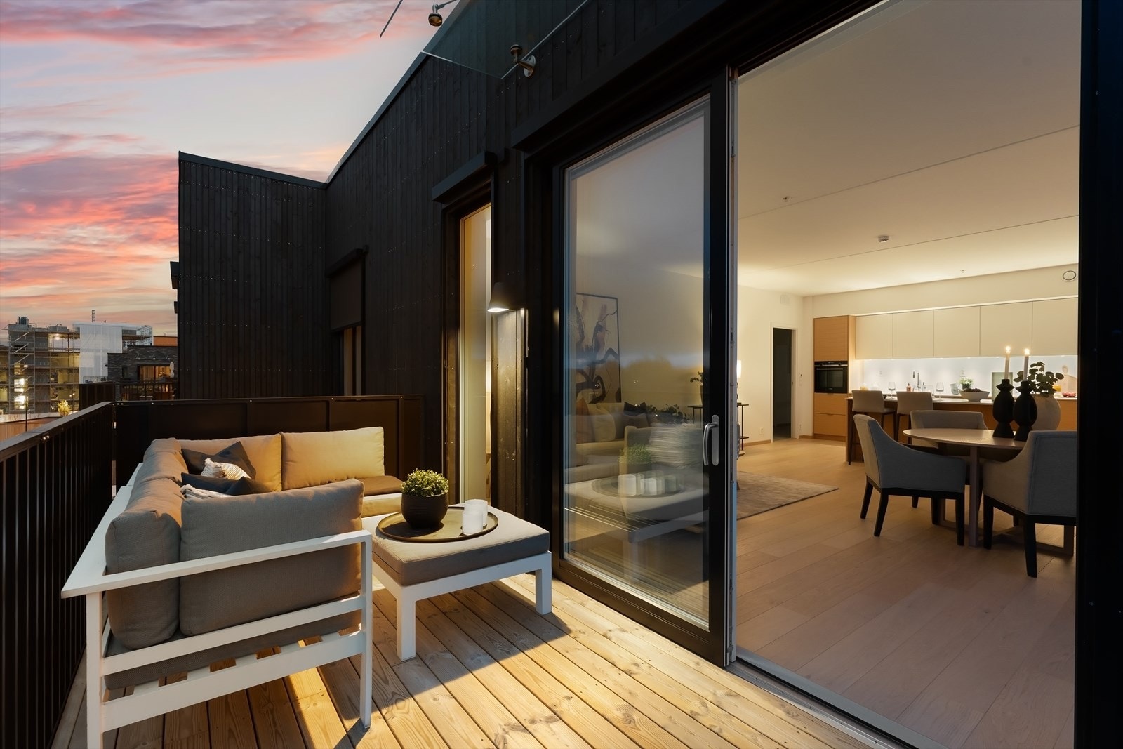 Hjørnestue og hjørnebalkong - god kontakt med takhøye vinduer Galleribilde