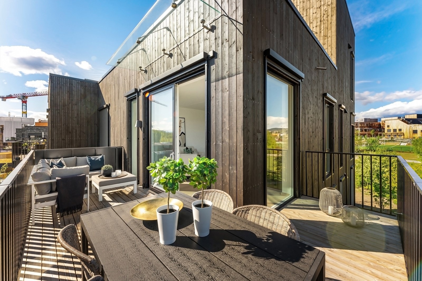 Hjørnebalkong som omkranser hjørnet av stuen Galleribilde