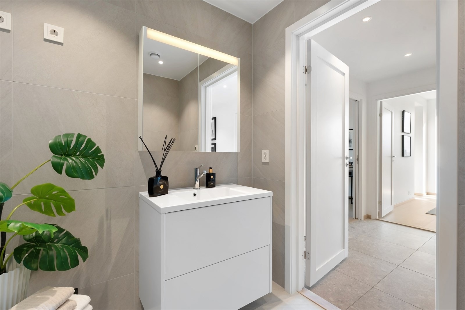 Bad og gjeste-WC har varmekabler, leiligheten forøvrig har vannbåren gulvvarme alle rom Galleribilde