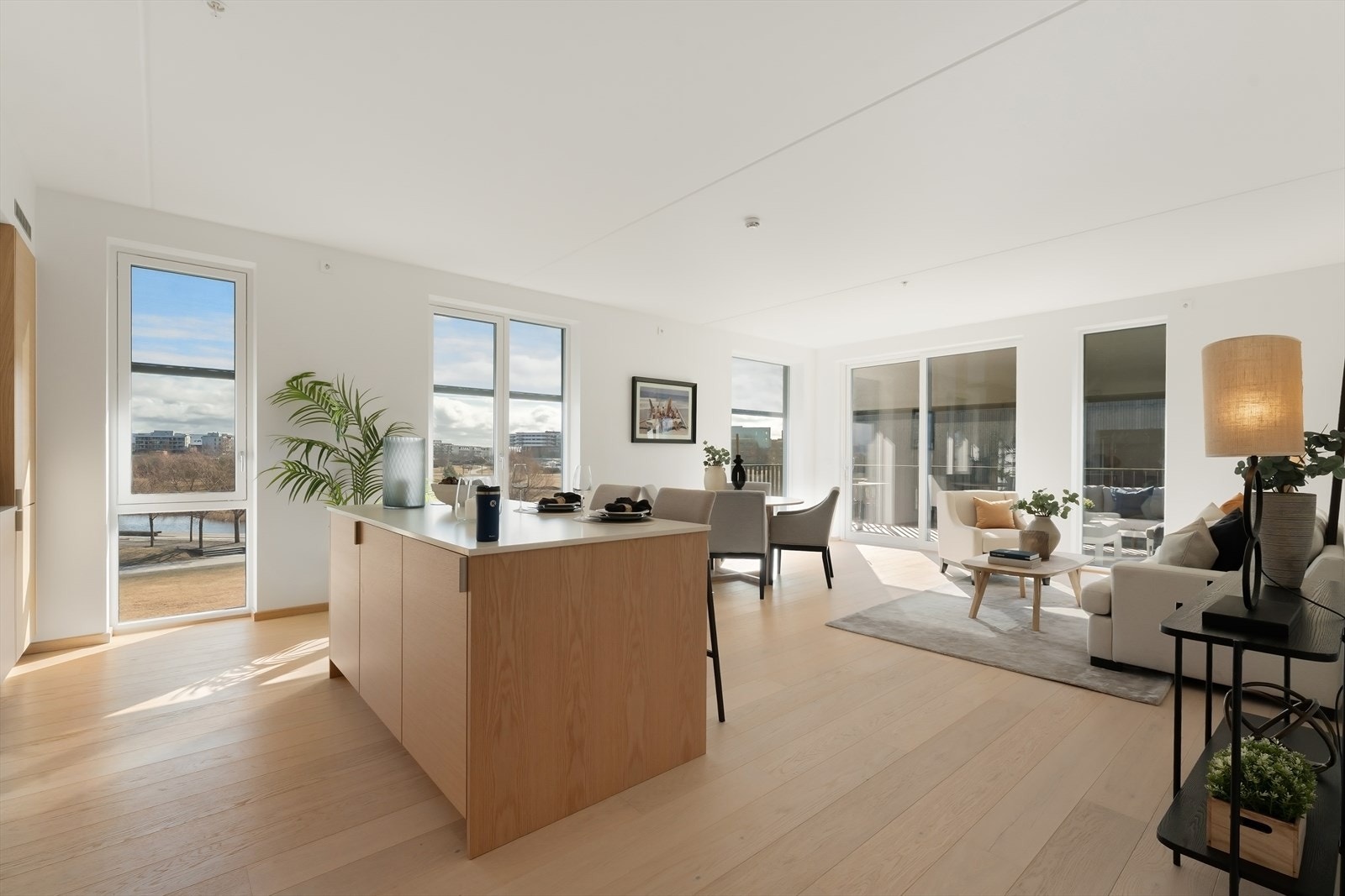 Fjernstyrt utvendig solskjerming mot øst, vest og syd Galleribilde