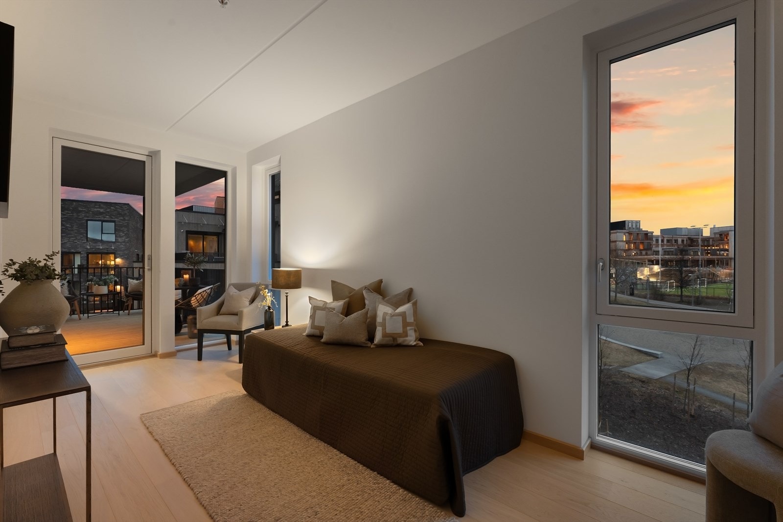 Soverommet er av god størrelse og vender mot nord og vest Galleribilde