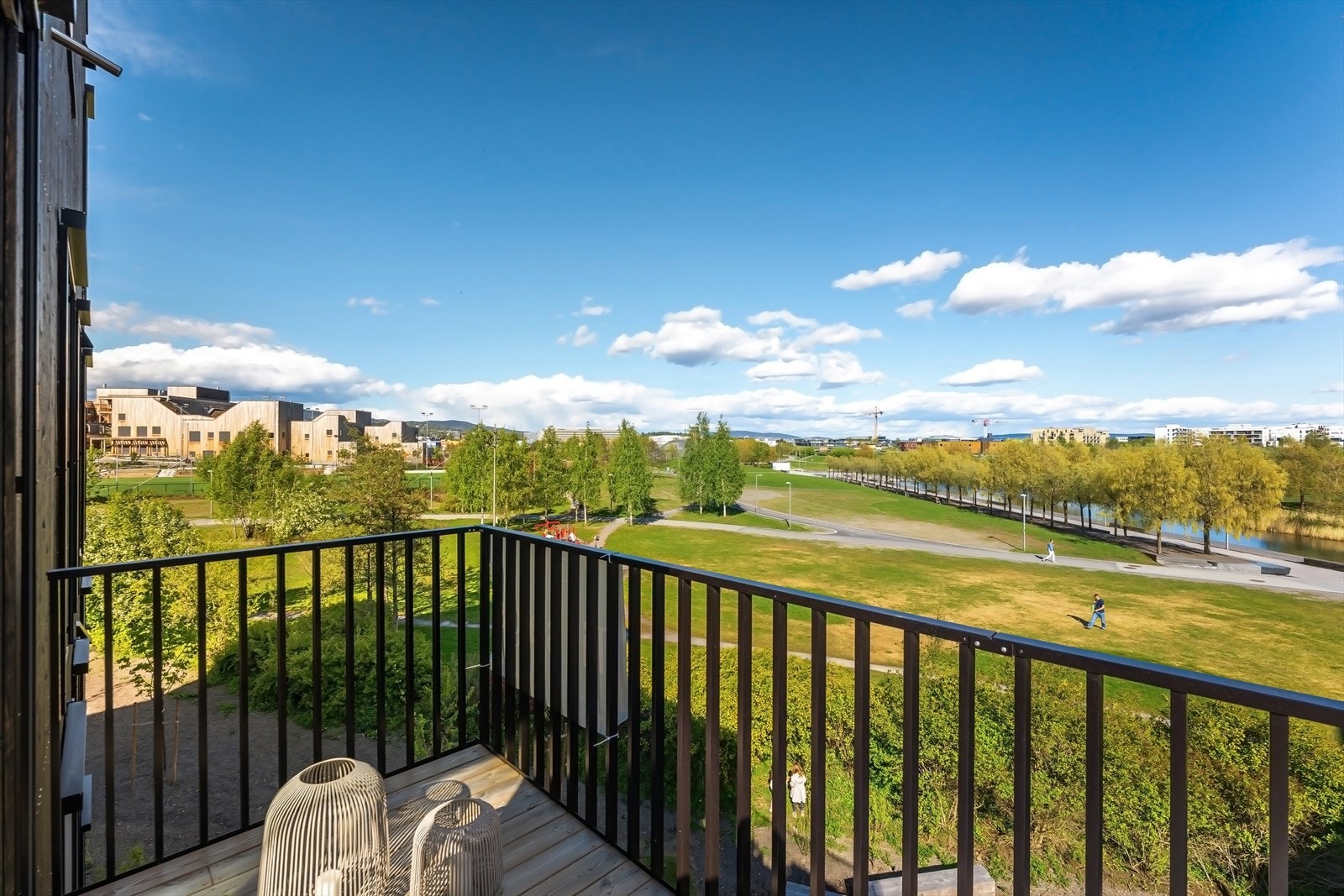 Fra 3. etasje er oversikten god og innsynet fra parken uproblematisk Galleribilde