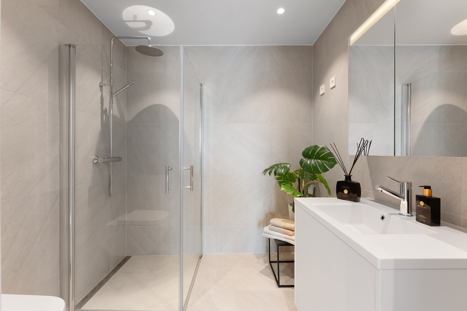 Delikat bad/WC med 60x60-fliser og garnityr fra Damixa Galleribilde