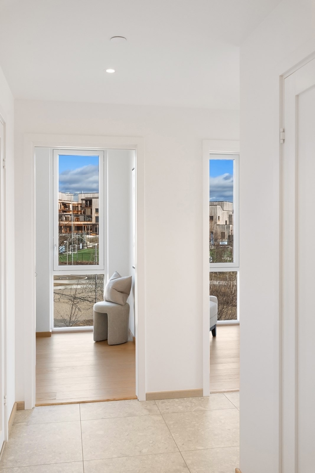 Entré/gang med gulvvarme, her mot soverom nr. 2 og 3 Galleribilde