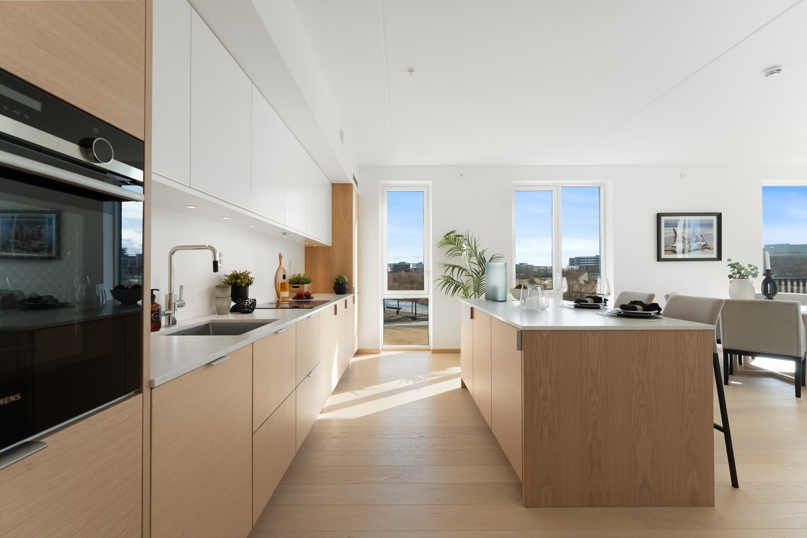 Herlig kjøkken med god skap- og benkeplass Galleribilde