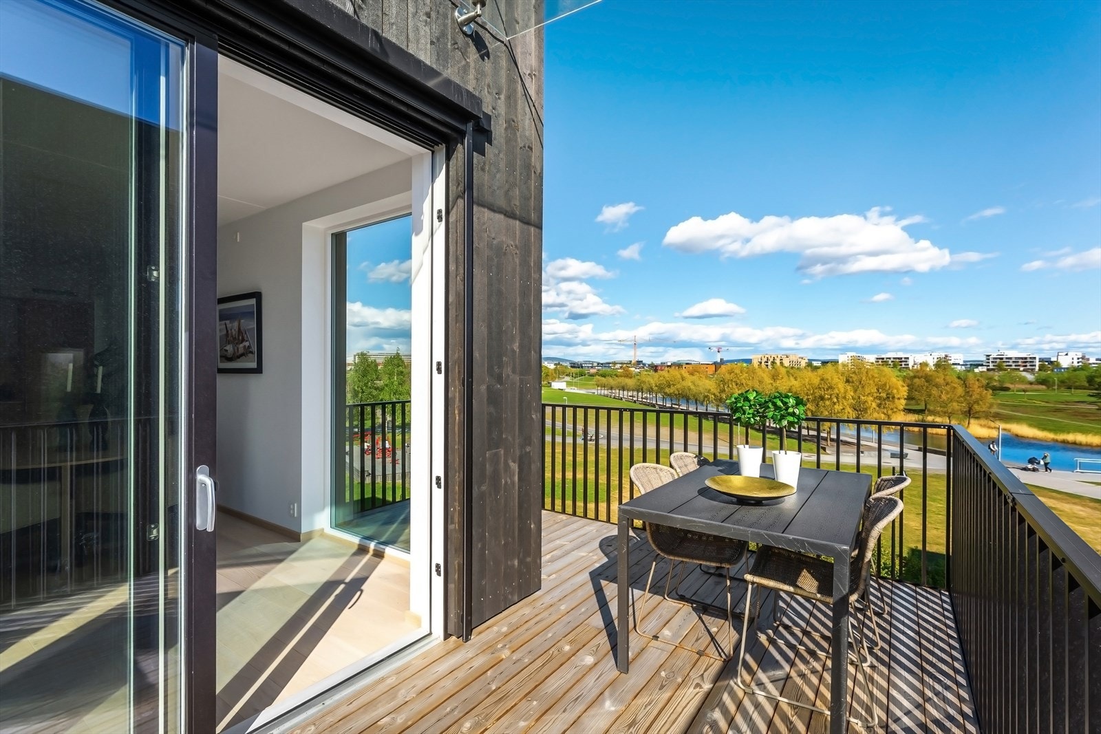 Balkongen på 16 m²omkranser hjørnet i stuen Galleribilde