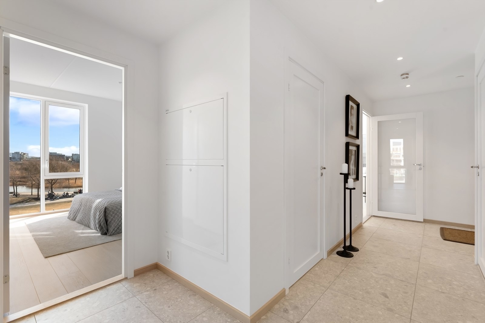 Flislagt entré/gang, her mot hovedsoverommet Galleribilde