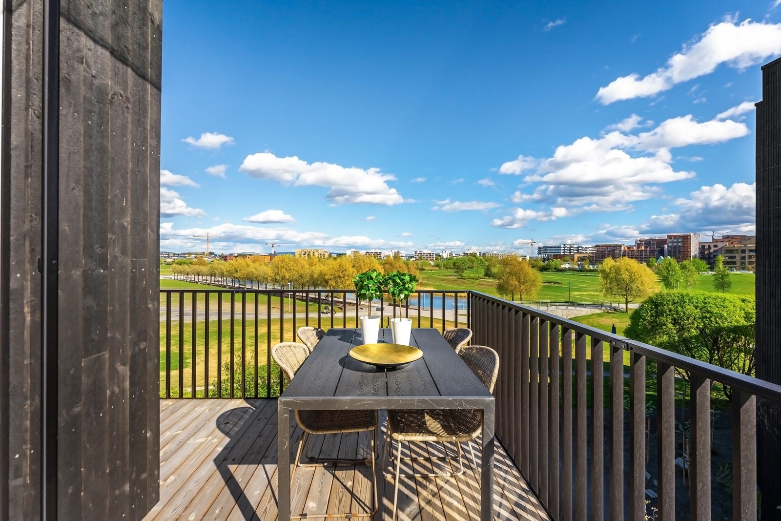 16 m² hjørnebalkong gir ulike møbleringsmuligheter Galleribilde