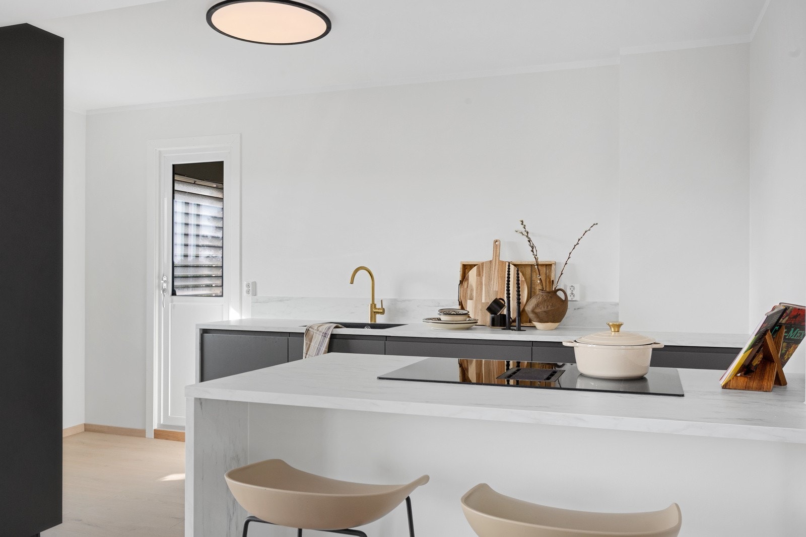 Det er åpent fra stue mot kjøkken Galleribilde