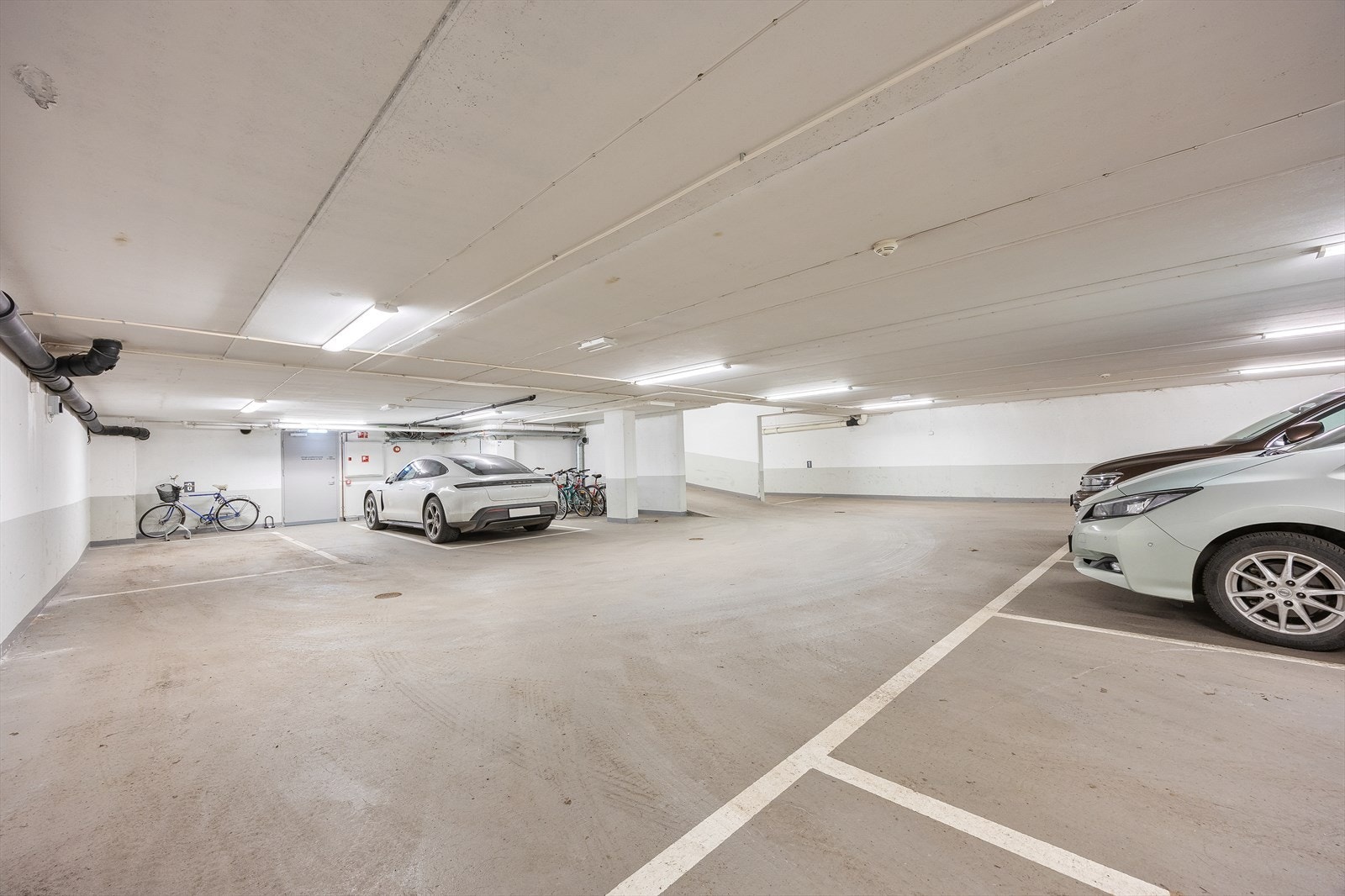 Garasje med mulighet for kjøp av parkeringsplasser. Galleribilde