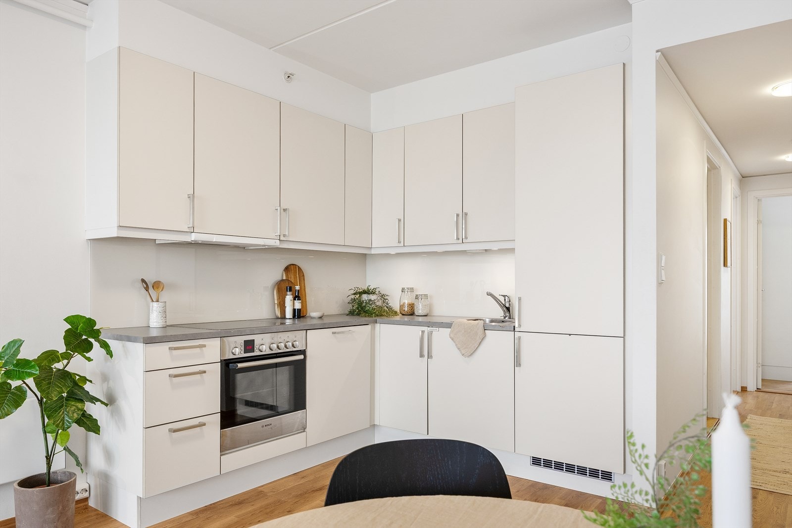Kjøkkenet framstår moderne med lekker innredning og funksjonelle løsninger. Galleribilde