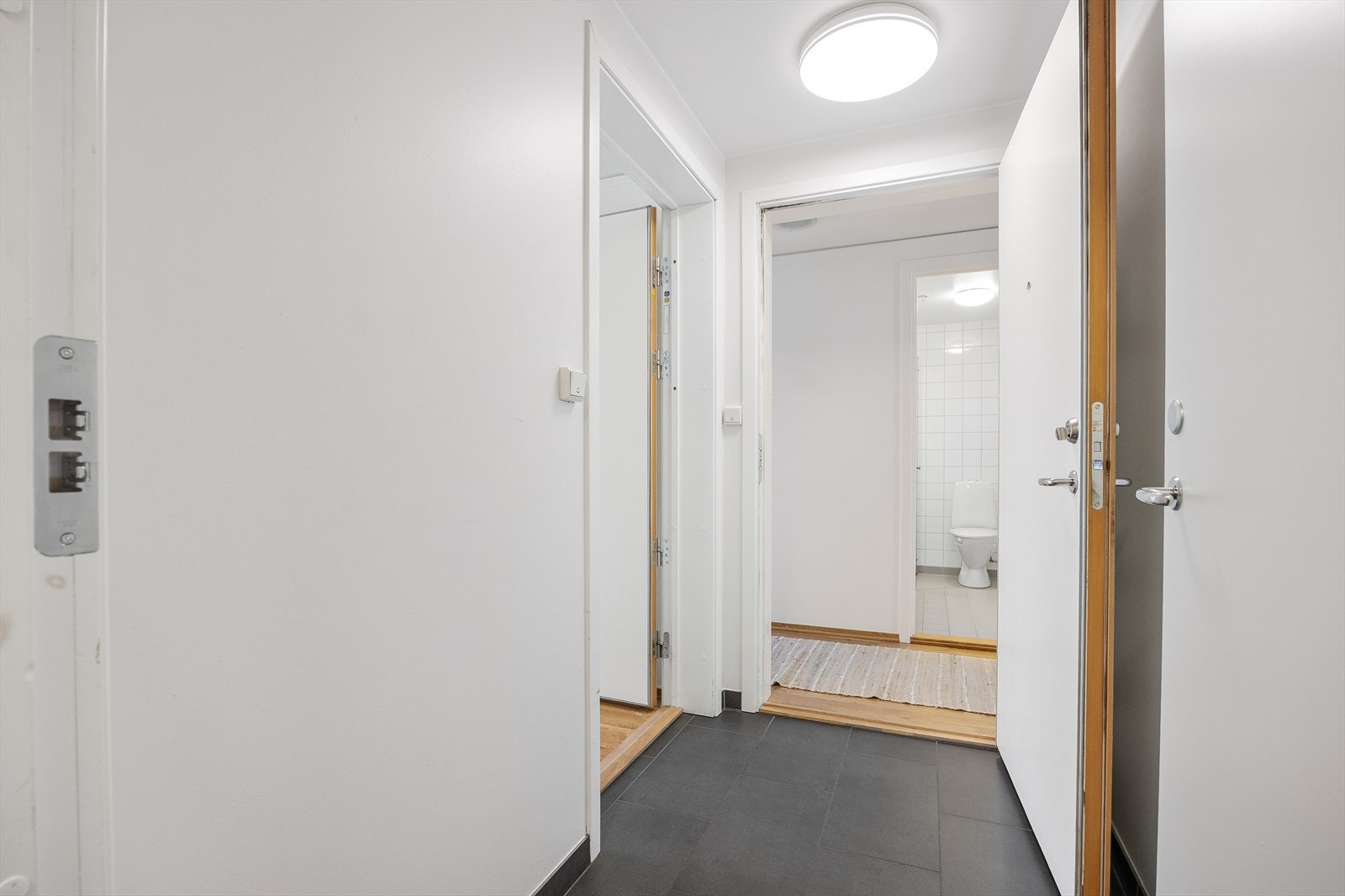 Felles todelt inngang. Galleribilde