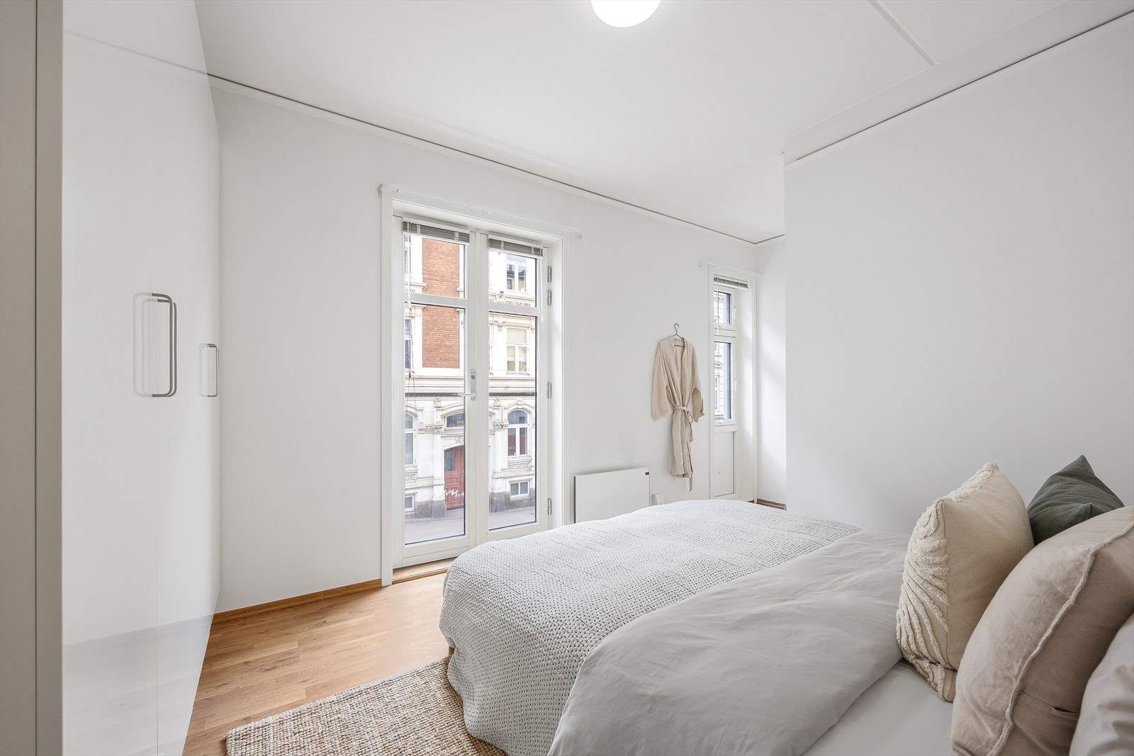 Fransk balkong og naturlig lysinnslipp. Galleribilde