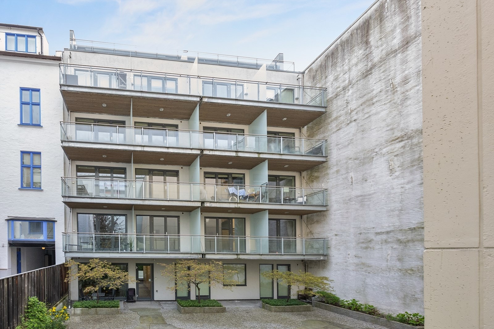 Bygget har pen fasade og bakgård. Galleribilde