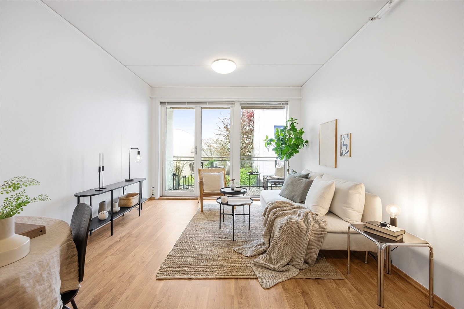 Stue med direkte tilgang til en romslig balkong. Galleribilde