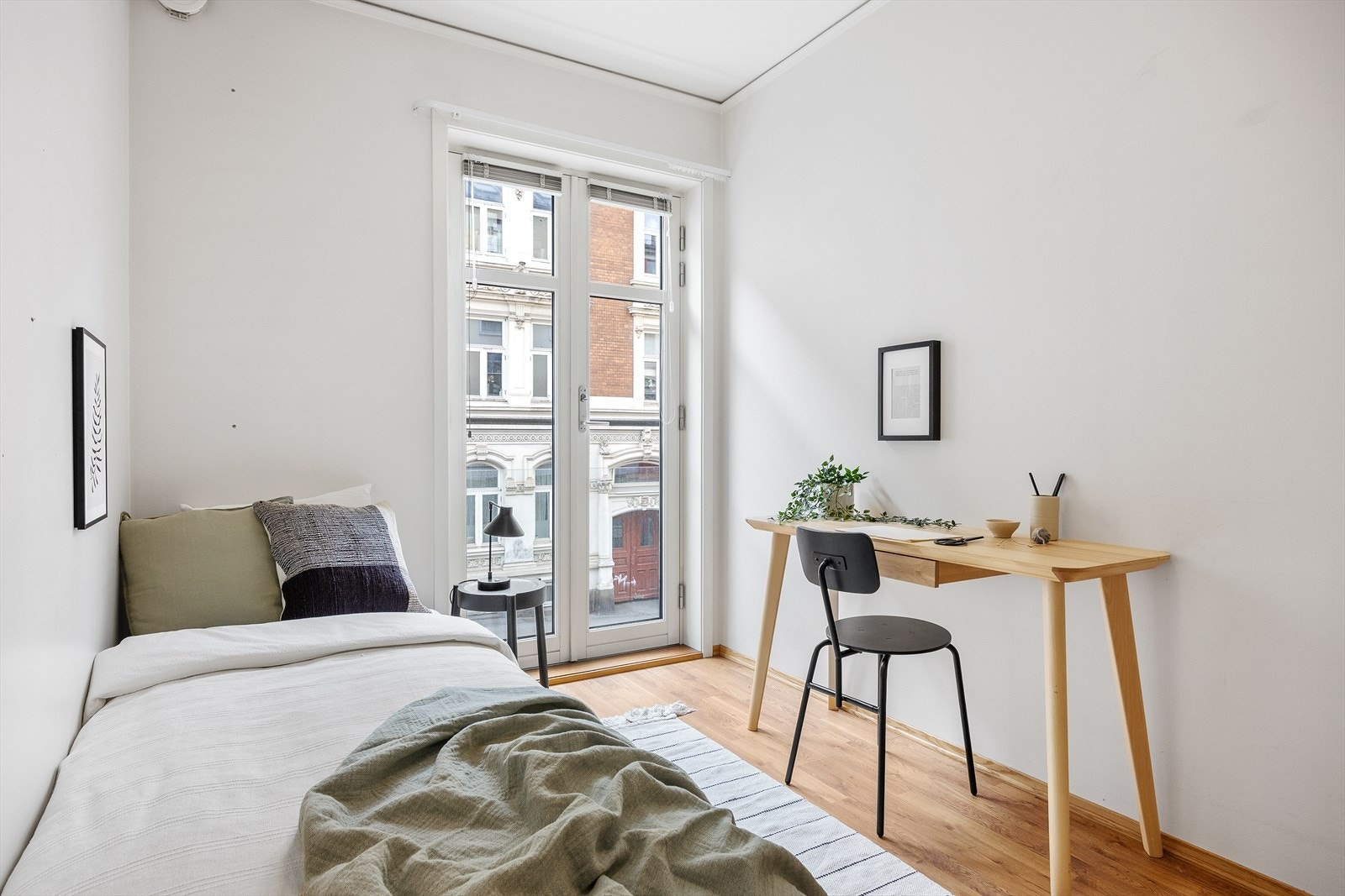 Lyst soverom med plass til skrivebord og oppbevaring. Galleribilde