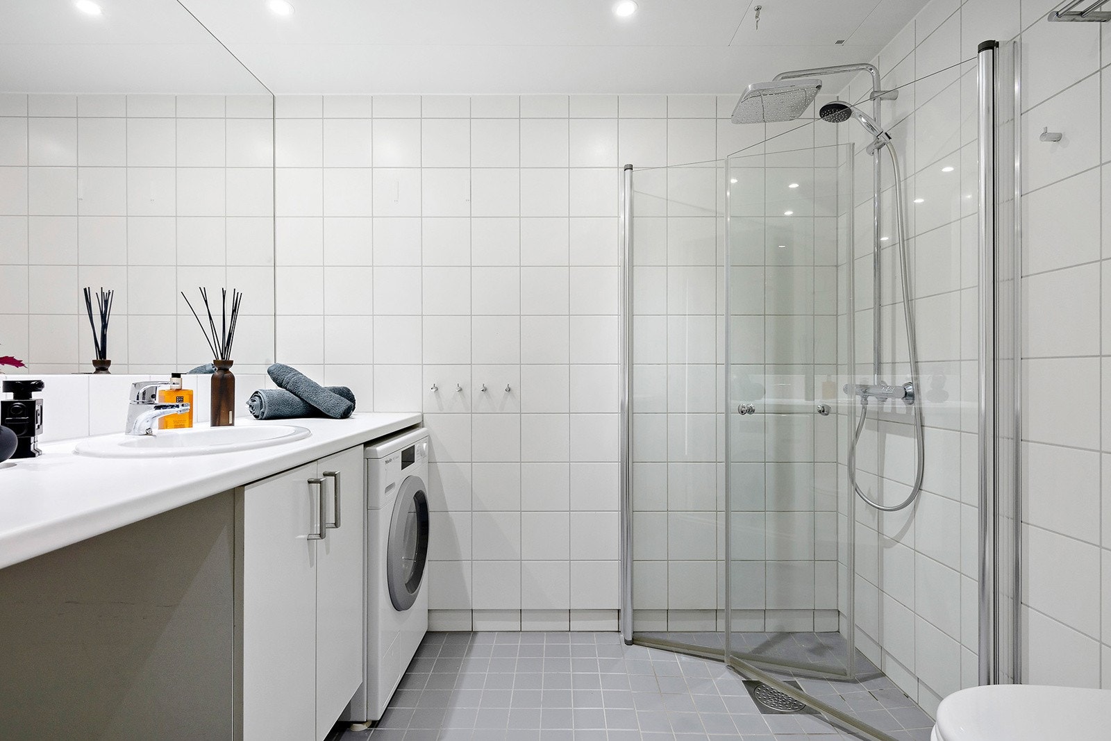 Romslig bad meg gulvvarme, downlights og opplegg for vaskemaskin Galleribilde